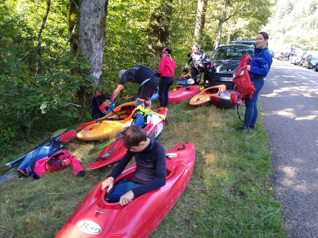 Au départ, les bateaux déchargées, on règle les cales