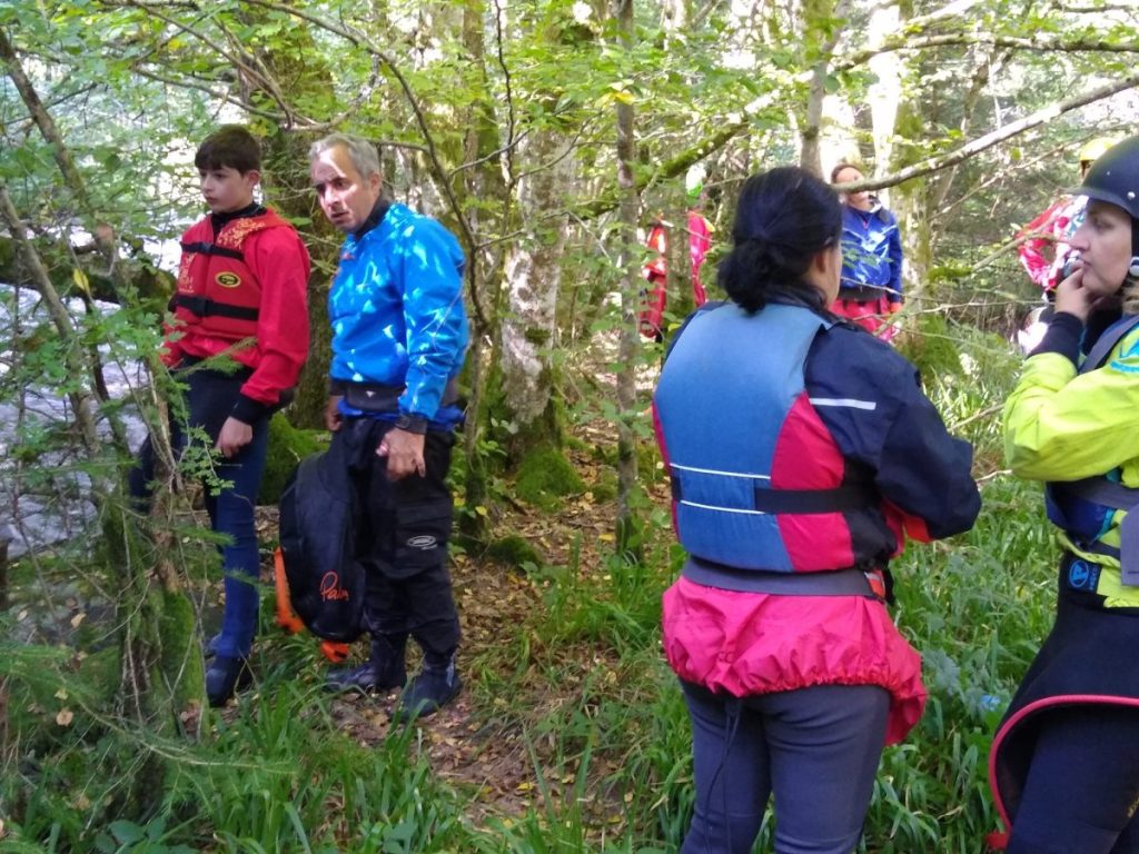 Mattia et Olivier surveille la rivière à Montal