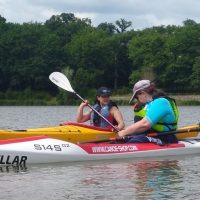 Deux participantes en surf-ski et kayak de mer