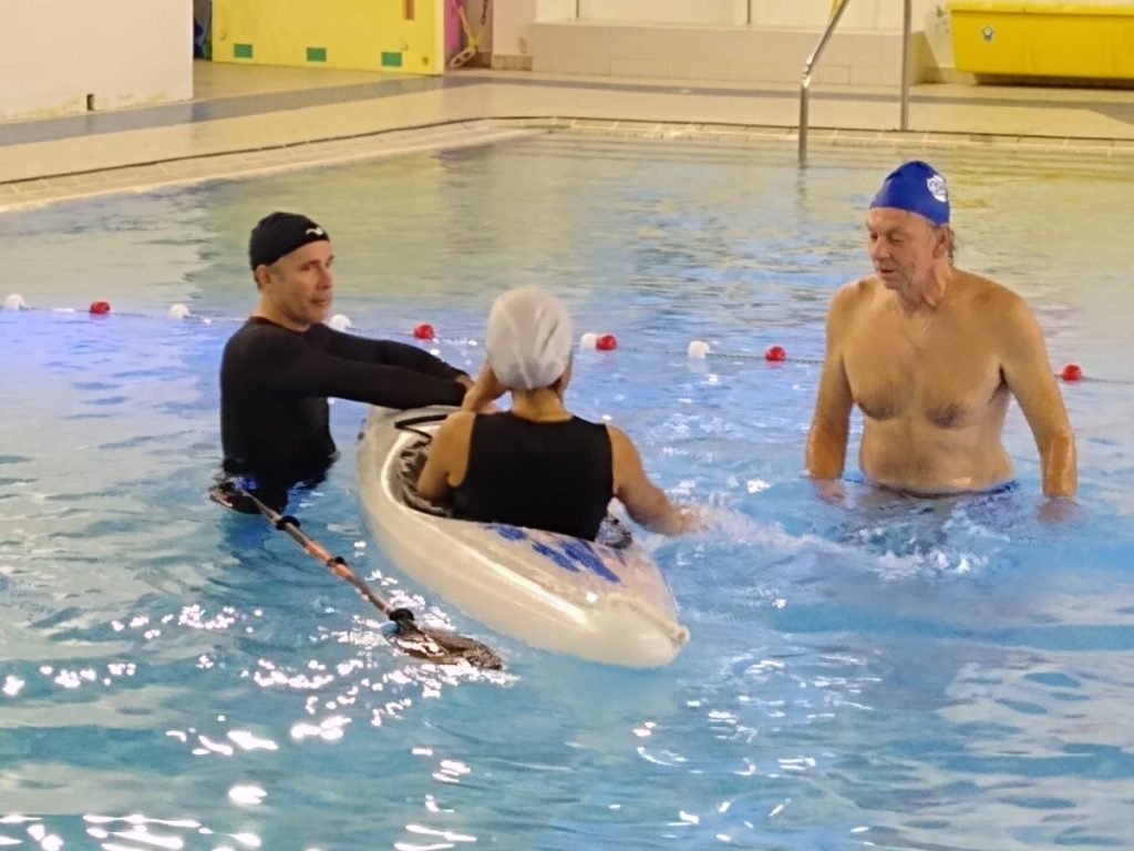 Leçon d'esquimautage de kayak en piscine