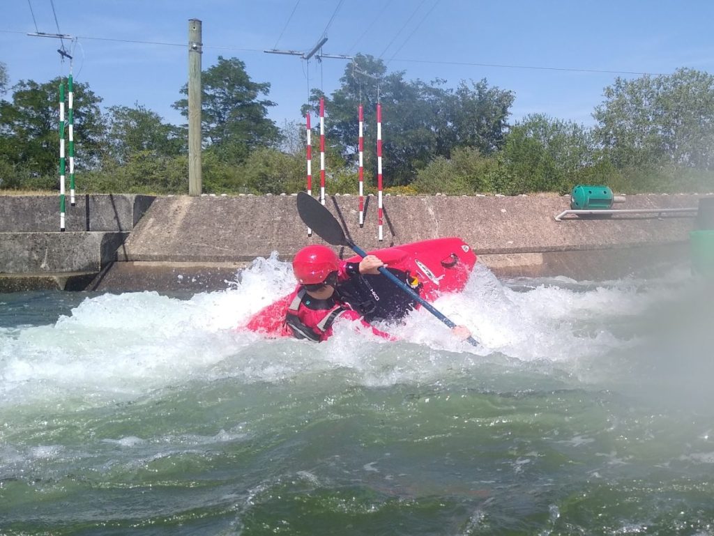 Kayakiste sur une vague en rivière